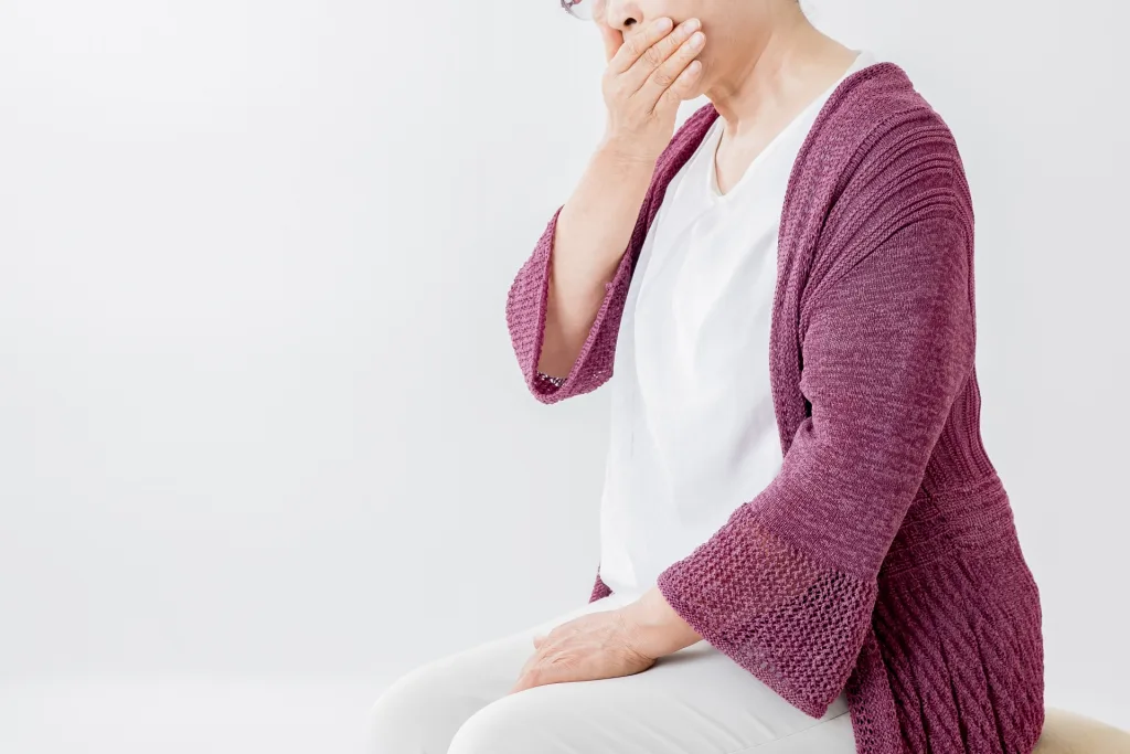 訪問歯科を検討中の女性