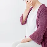 訪問歯科を検討中の女性